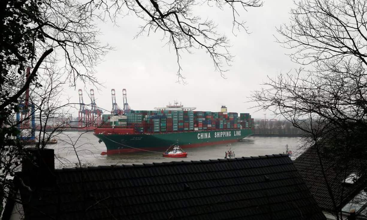 Die «CSCL Globe» ist das erste von fünf Schwesterschiffen, die von der Reederei China Shipping im Verkehr zwischen Asien und Europa eingesetzt werden. Die neuen Schiffe senken den Treibstoffverbrauch um 20 Prozent. Unterdessen sind bereits noch grössere Schiffe in Planung. Bilder: Keystone