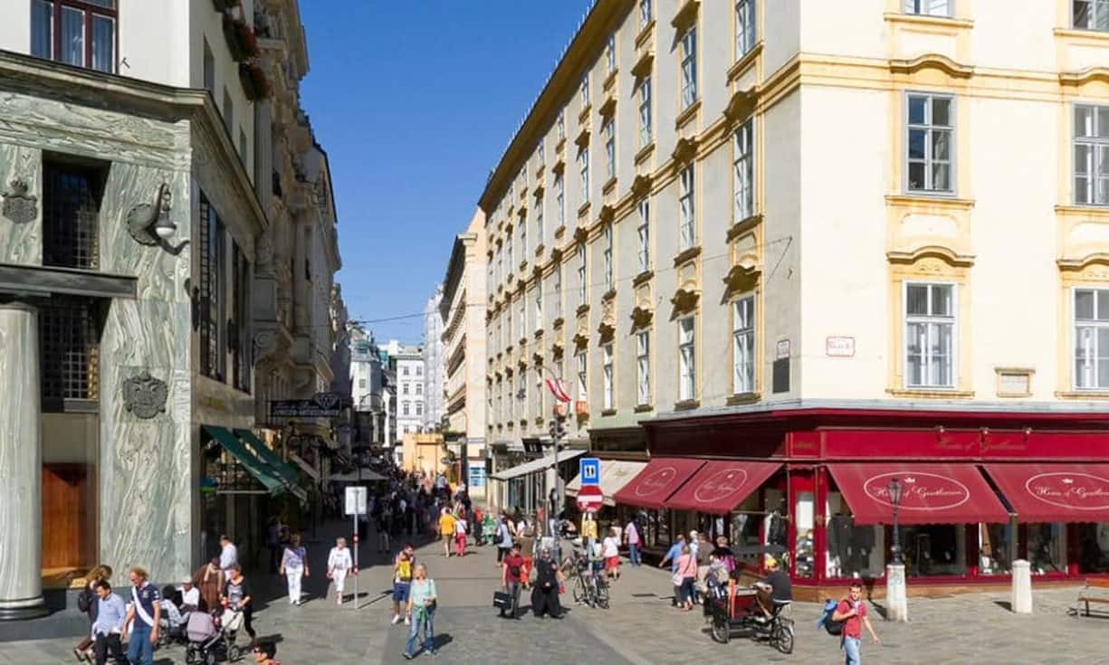 Eine Studie von Cushman & Wakefield (C&W) zeigt die teuersten Einkaufsstrassen der Welt. Das ist die Top 10:
Rang 10 (Vorjahr 10): Kohlmarkt (Wien)
4620 Euro pro Quadratmeter und Jahr.
Bild: Gugerell/CC/flickr