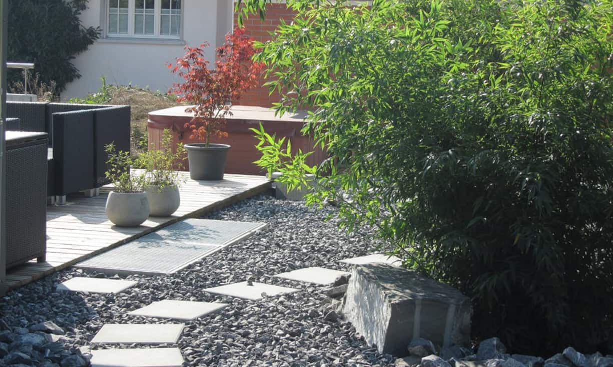 … gelangt man zum Aussenwhirlpool.