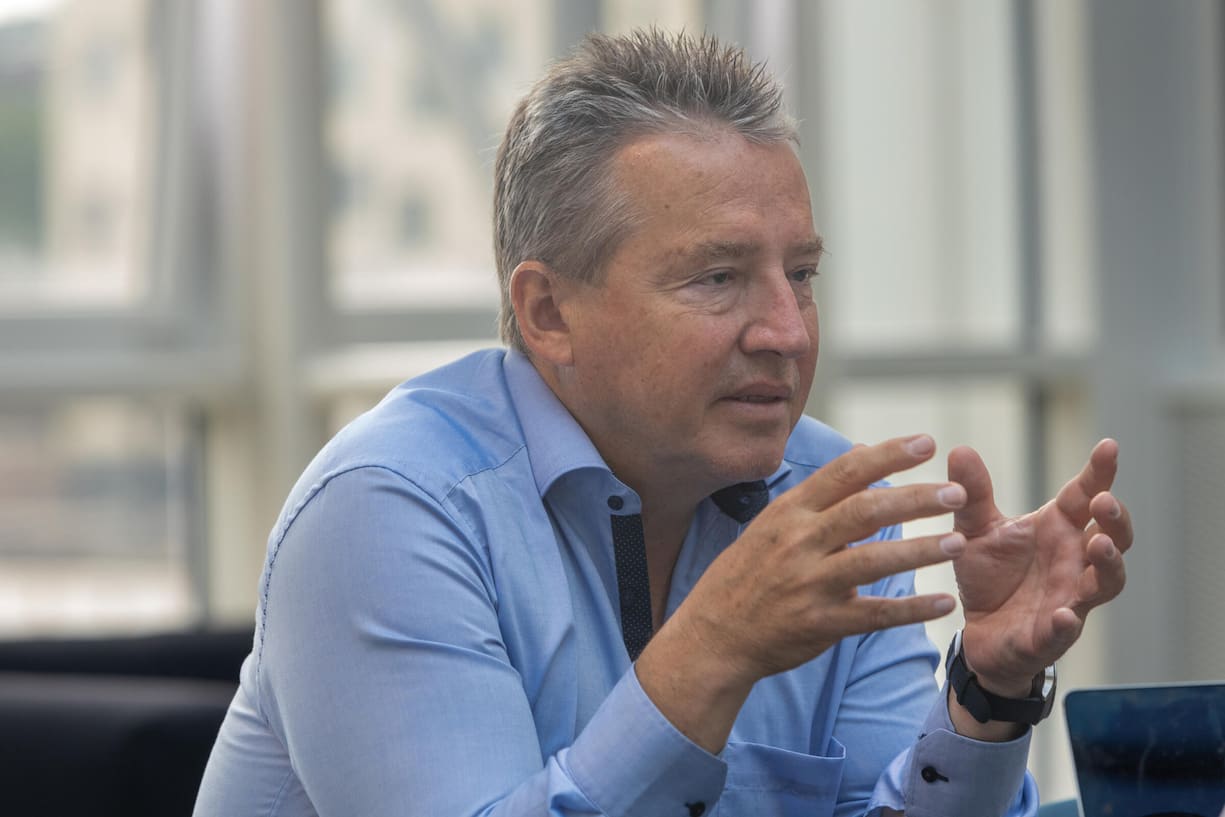 Doppelinterview mit Beat Schillig (Ã¤lterer Herr) und Stefan Steiner vom Startup-FÃ¶rderer Venturelab Fotografiert in ZÃ¼rich am 11.07.2024