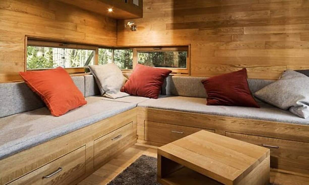 Der hochwertige Innenausbau besteht aus großzügigen gepolsterten und mit Wollfilz sowie Kissen versehenen Sitzflächen an drei Seiten. In einem großen Einbauelement über einer Bank sind Lautsprecher und eine Stereoanlage integriert.Alasdair Jardine