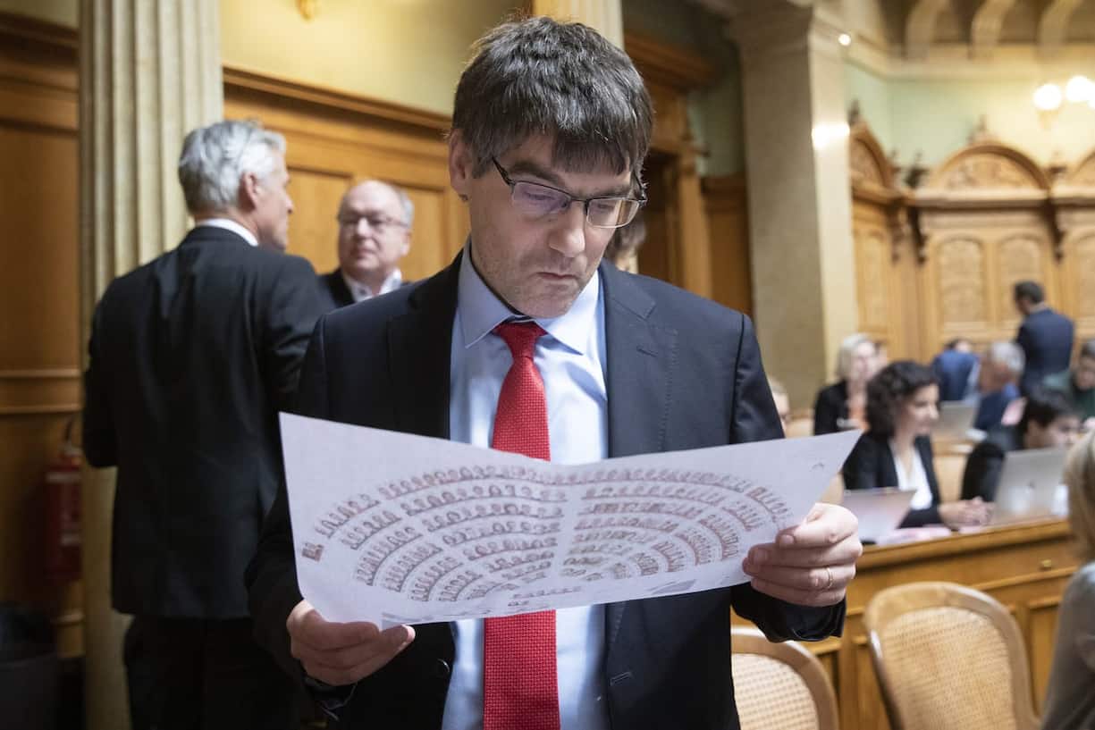SP-Nationalrat und Fraktionschef Roger Nordmann, VD, studiert den Sitzplan waehrend den Bundesratswahlen, am Mittwoch, 11. Dezember 2019, in Bern. (KEYSTONE/Peter Klaunzer)