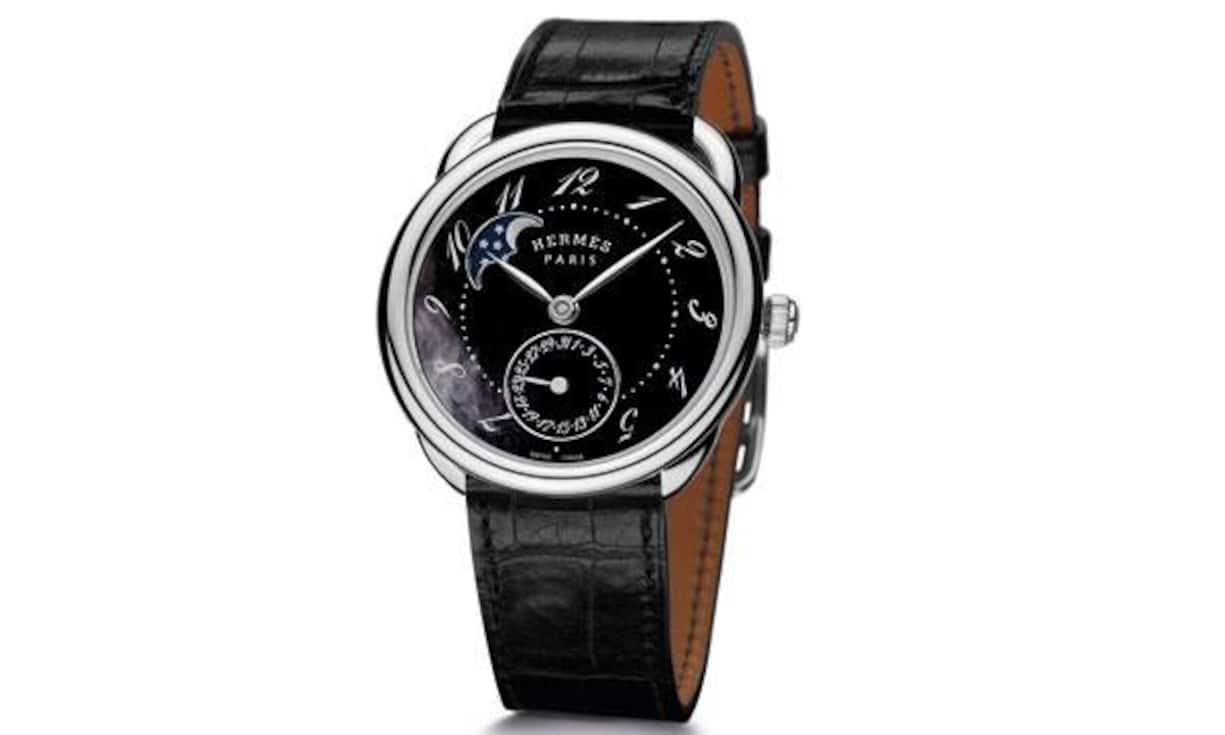 Grosses Gespür: Ein ausgeprägtes Gespür für kommende Tendenzen ist Hermès ebenso wenig abzusprechen wie die überzeugende Aneignung neuer Metiers. Hermès baute in Nidau BE die Montre Hermès auf, lange bevor der Rest der Modebranche die Uhr entdeckte. Heute glänzen die Uhren mit einem unverkennbaren Stil. Die Arceau Petite Lune mit der wandernden Mondphase liefert dafür ein schönes Beispiel. In Edelstahl: 7200 Franken.