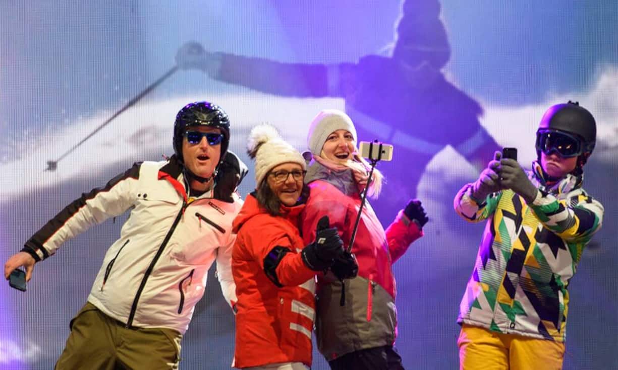 Thematisch passend werfen sich Skifahrer in Szene.