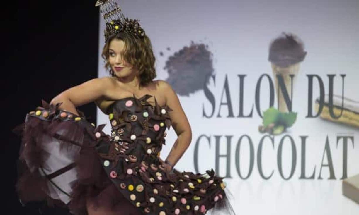 Models präsentierten bei der Auftaktveranstaltung ausgefallene Schokoladen-Kleider...
