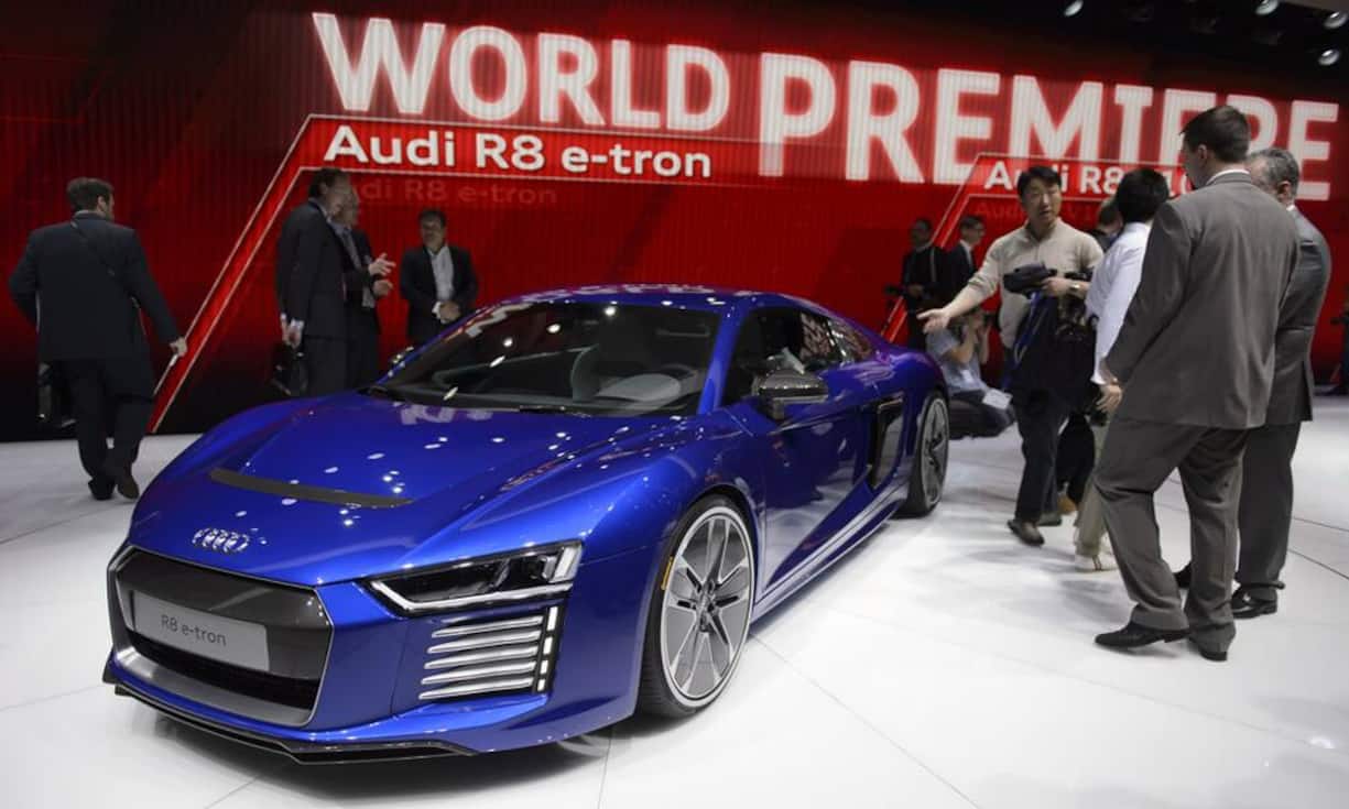Der amerikanische Elektrowagen-Pionier Tesla hat es vorgemacht, jetzt legen die deutschen Autobauer nach: Audi, BMW und Co. wollen jetzt mit emissionsfreien schicken Sportwagen auf Kundenfang gehen. So rollte Audi auf dem Genfer Autosalon seinen neuen Rennwagen R8 auch als reines Elektroauto auf die Bühne. 450 Kilometer Reichweite schafft der R8 e-tron mit einer Akkuladung.