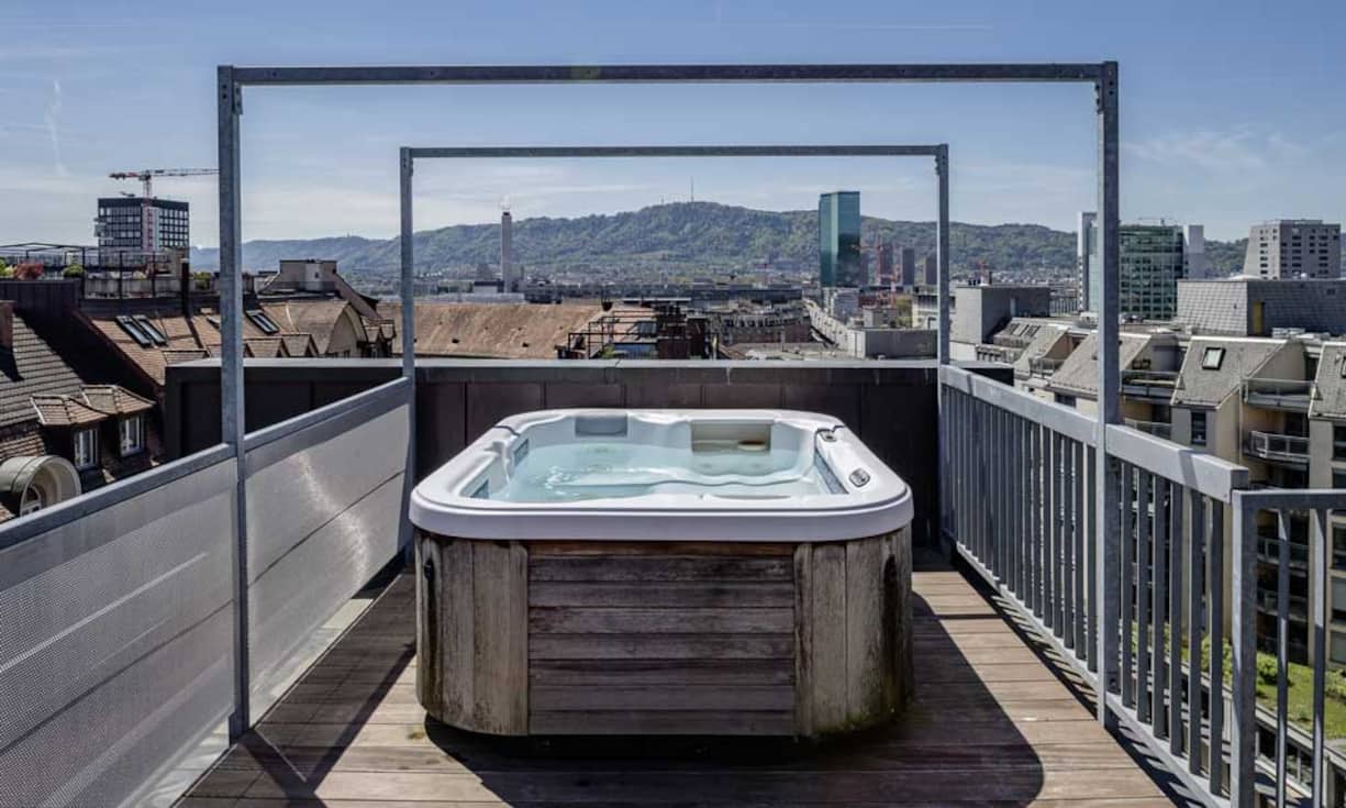 Ein Highlight der Attika-Wohnung: Der Whirlpool unter freiem Himmel auf einer über 110 Quadratmeter grossen Dachterrasse.