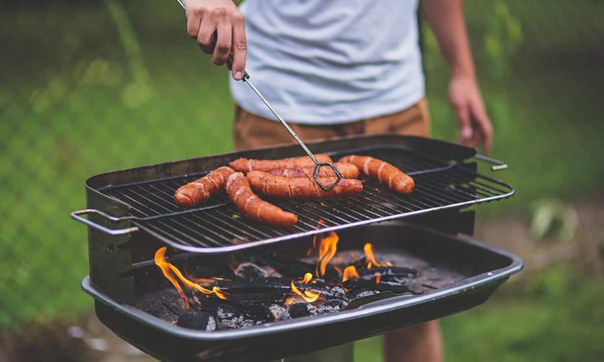 Insbesondere die Männer sind Fleischesser. Sie konsumieren 980 Gramm Fleisch, während es bei den Frauen lediglich 570 Gramm sind.