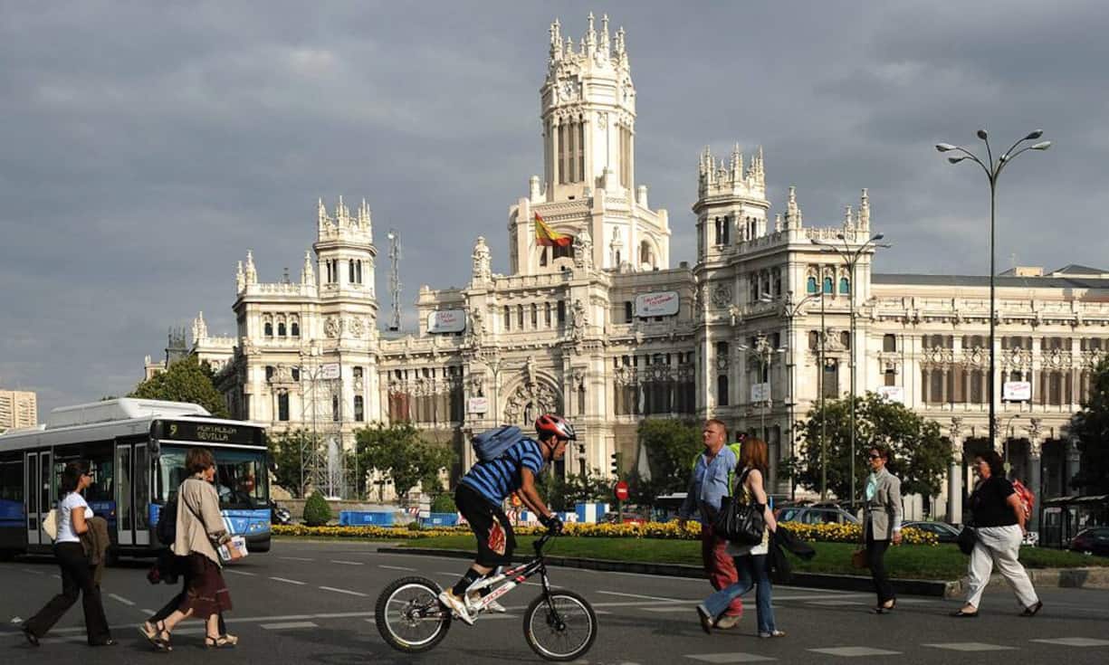 Den billigsten Alkohol können Hotelgäste in Europa trinken. Am besten in Madrid mit 4,27 Franken für ein Glas Rotwein.