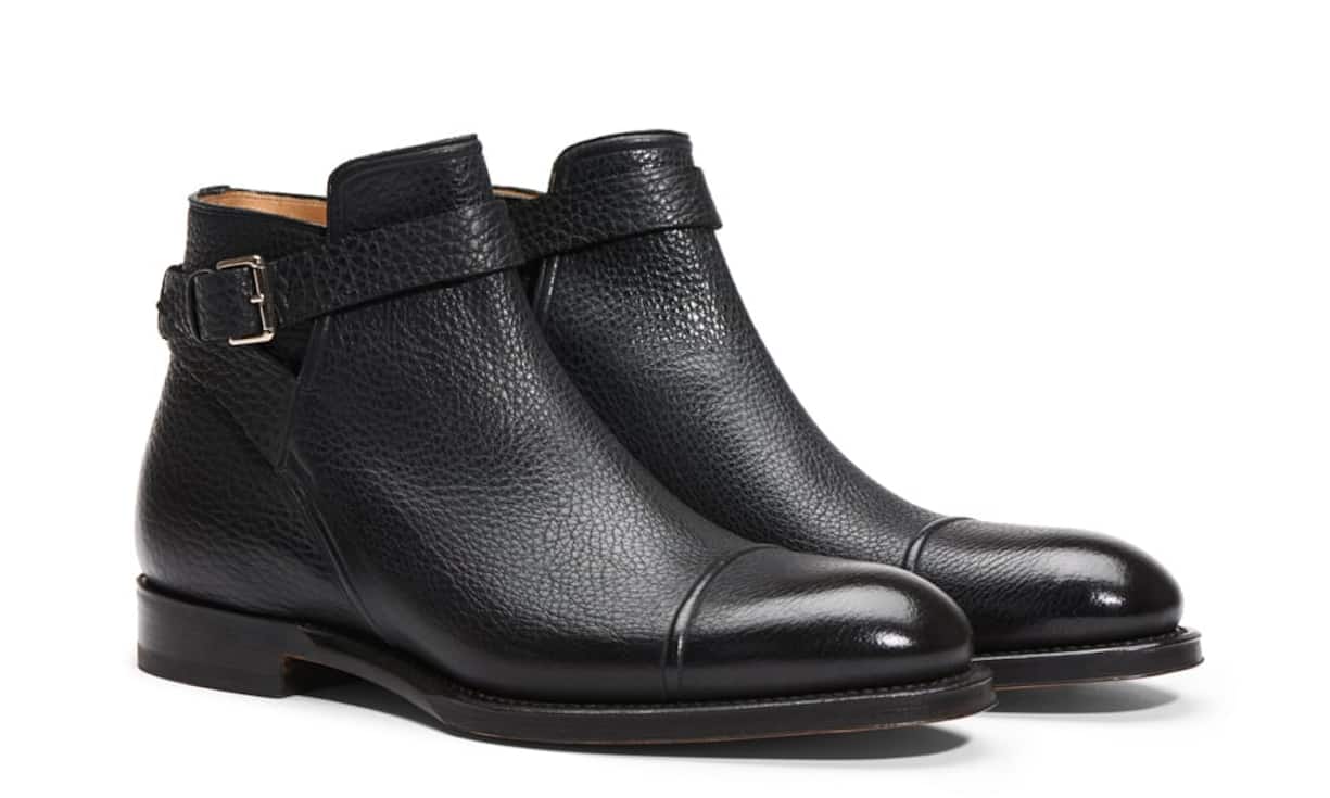 Allrounder: Bally (Mann) Dieser schwarzer Lederstiefel im Oxford-Stil mit umlaufenden Schnallenriemen sorgen sowohl draussen beim Feuerwerk, als auch drinnen auf dem Tanzparkett für lässige Trittsicherheit. Preis 1.195 Franken