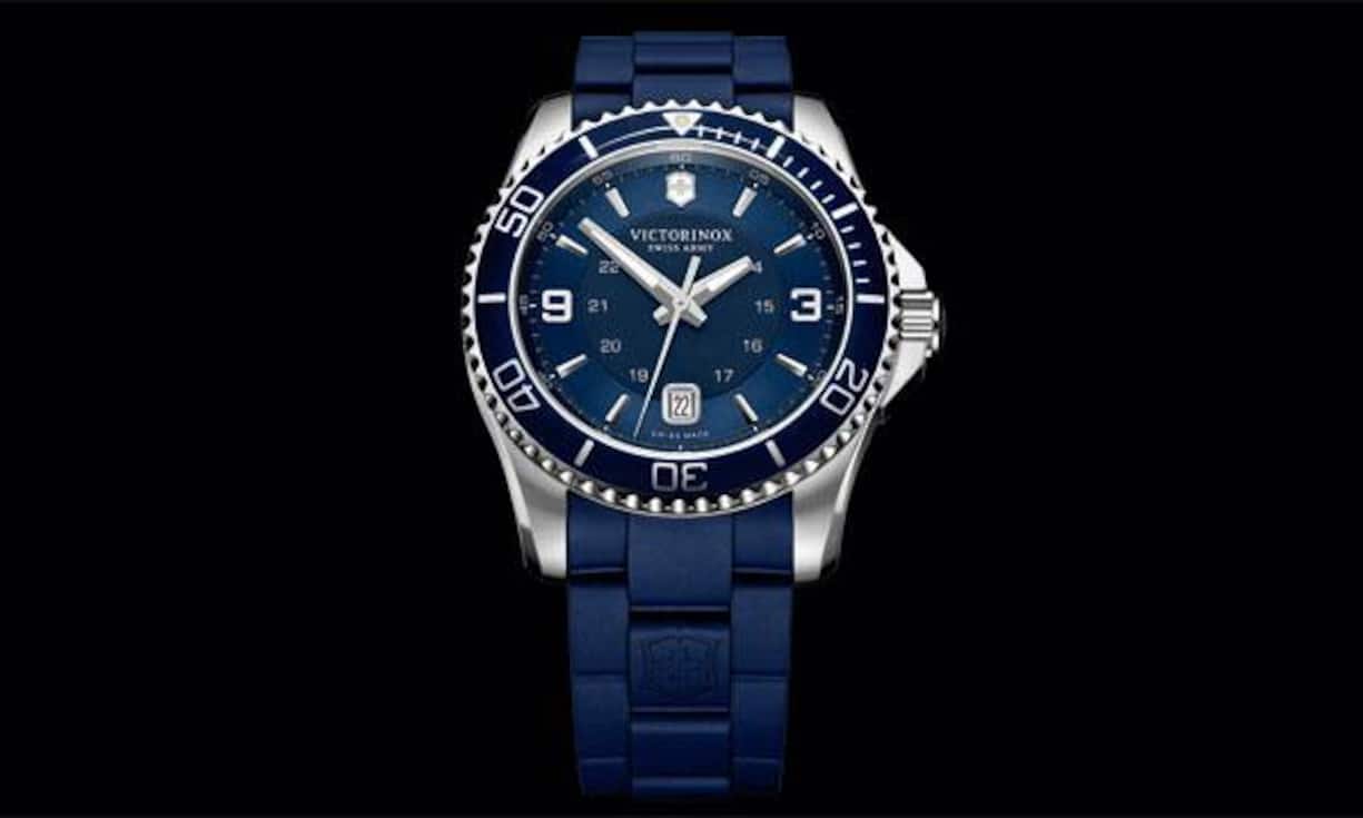 Nonkonformisten aus Biel: Victorinox hat sich in wenigen Jahren als volumenstarker Hersteller am Schweizer Uhrenfirmament etabliert. Mit der Maverick zünden die Bieler die zweite Stufe und peilen eine neue Umlaufbahn an. Im Englischen ist ein Maverick eine Person, die Unabhängigkeit in Denken und Handeln beweist. Der Erfolg der sich ungeniert zum Klassizismus bekennenden Uhr ist absehbar. Mit blauem Kautschukband: 440 Franken.