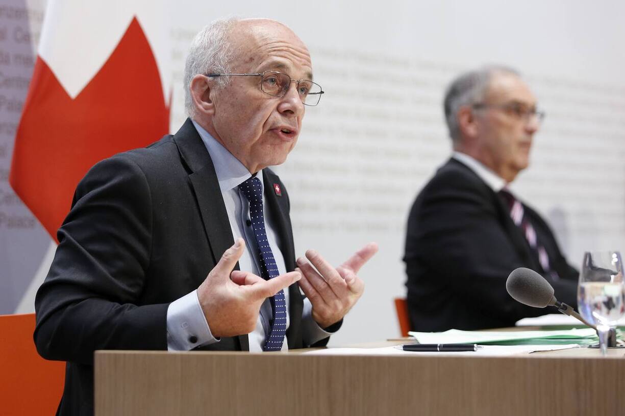Bundesrat Ueli Maurer, links, spricht an der Seite von Bundesrat Guy Parmelin, waehrend einer Medienkonferenz ueber die Situation des Coronavirus, am Freitag, 20. Maerz 2020 in Bern. (KEYSTONE/Peter Klaunzer)d