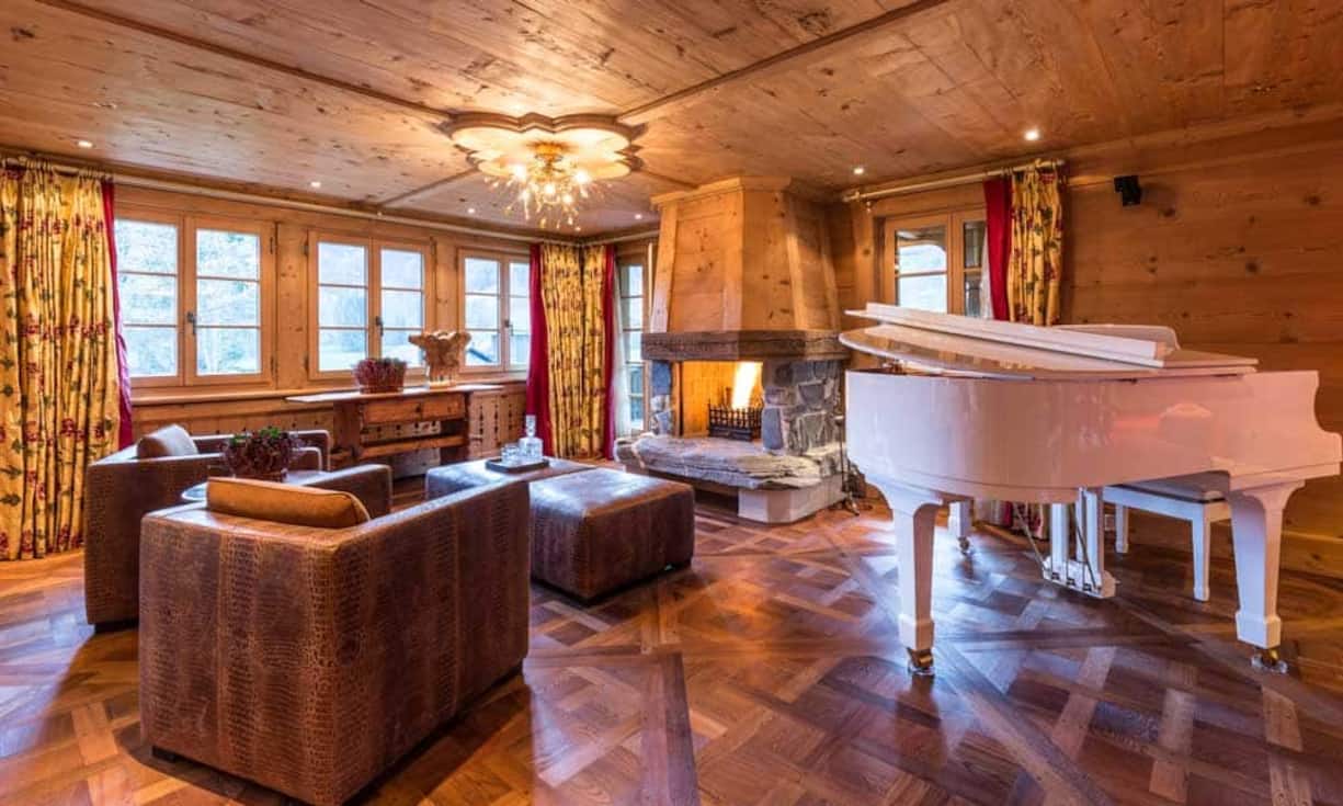 Der traditionelle Ofen, das Cheminée und der massive Holztisch geben dem ganzen Raum eine gemütliche und heimelige Atmosphäre.