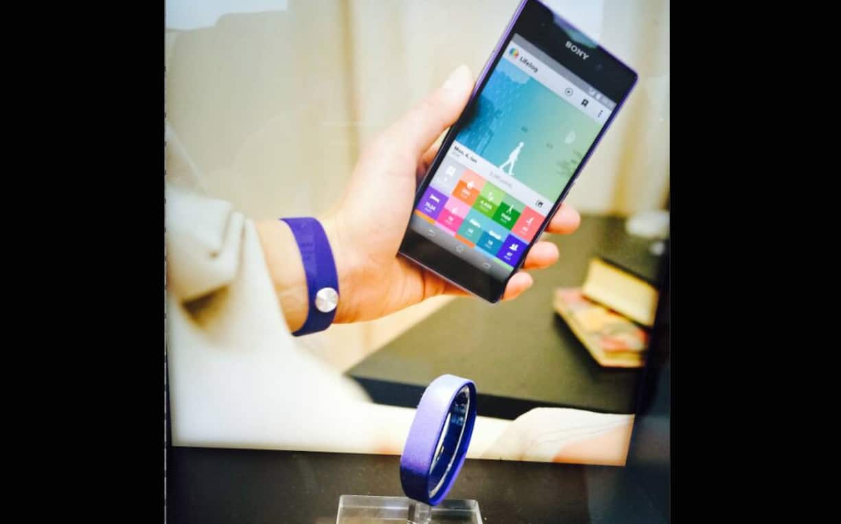 ...dem Smartphone speichert es auch die Positionsdaten und wann und wo dabei welche Fotos geschossen und welche Musik gehört wurde. Auch den Schlaf überwacht es. Der Akku hält 5 bis 7 Tage, gesynct wird über Bluetooth. Ab März für 99 Franken erhältlich.