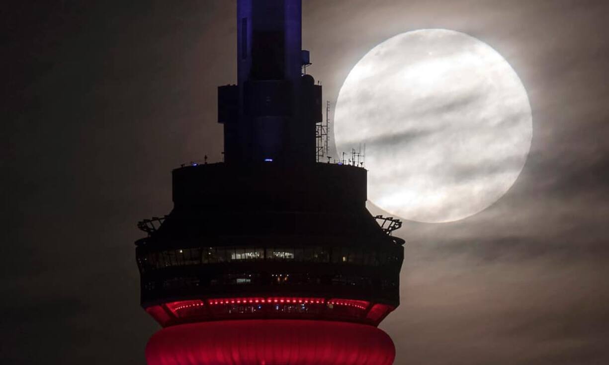 In Toronto berührt der Mond den CN Tower.