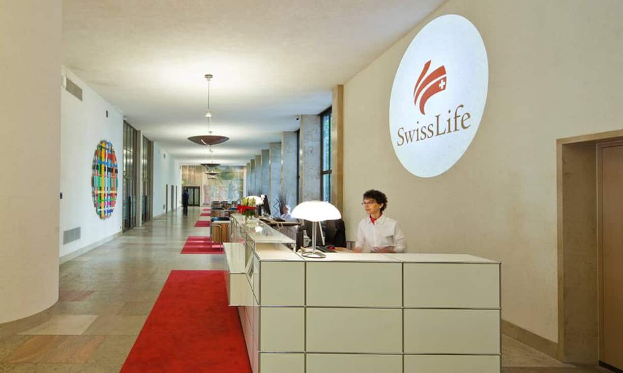 Der Lebensversicherer Swiss Life hat bei den Einstiegsgehältern für Uni-Absolventen (alle Fachrichtungen) in der Schweiz folgende Bandbreiten:
- Bachelor: von 74‘400 – 78‘000 Franken (p.a. bei 100 Prozent)
- Master: von 80‘600 – 84‘500 Franken (p.a. bei 100 Prozent)
Darüber hinaus darf man sich über weitere Lohnnebenleistungen - den Fringe Benefits – etwa in Form von Sozialleistungen und Vergünstigungen freuen.