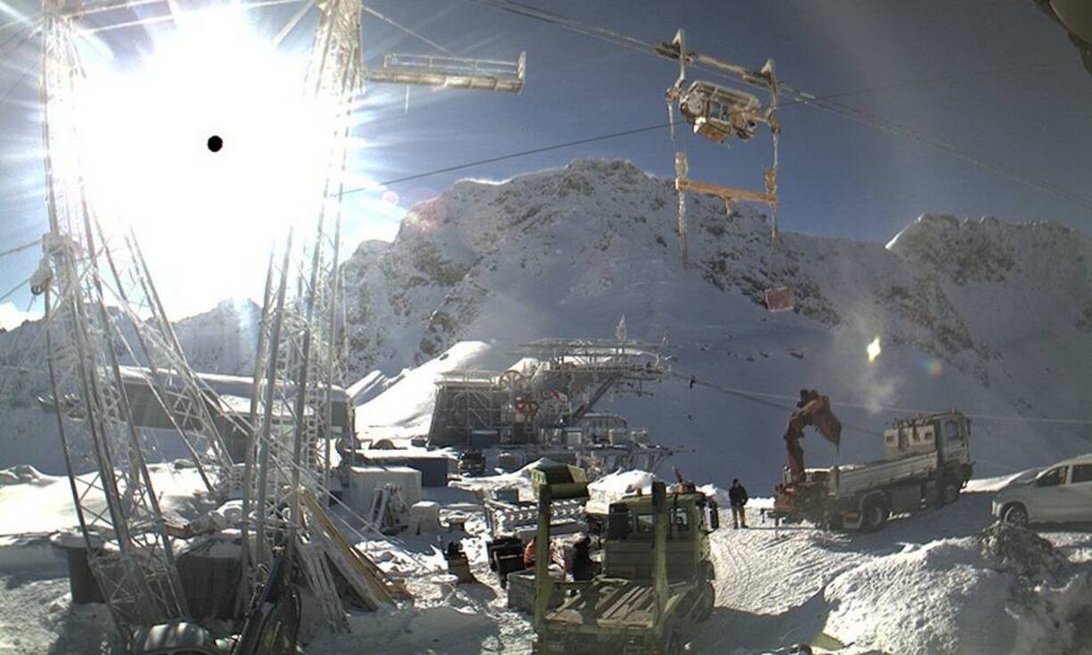 In der zweiten Januarhälfte ist es so weit: Dann wird die Verbindungsbahn zwischen den Skigebieten von Arosa und Lenzerheide offiziell eröffnet. Mit «Lenzer-Heidi und Gigi vo Arosa – die Schweiz hat ein neues Traumpaar» wird die Werbetrommel seit Monaten kräftig gerührt. Wo reiht sich das neue Skigebiet im internationalen Alpen-Vergleich ein? (Bild: Webcam arosalenzerheide.ch)
