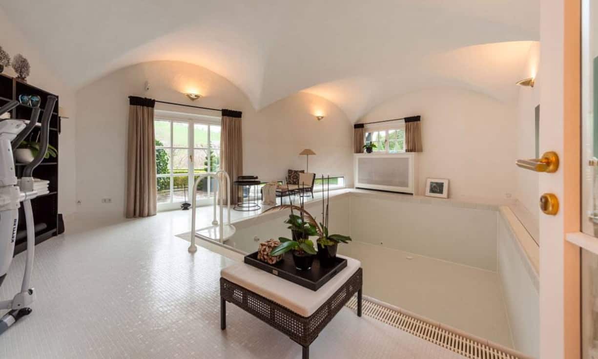 Wasserfreunde können sich im hauseigenen Pool austoben.