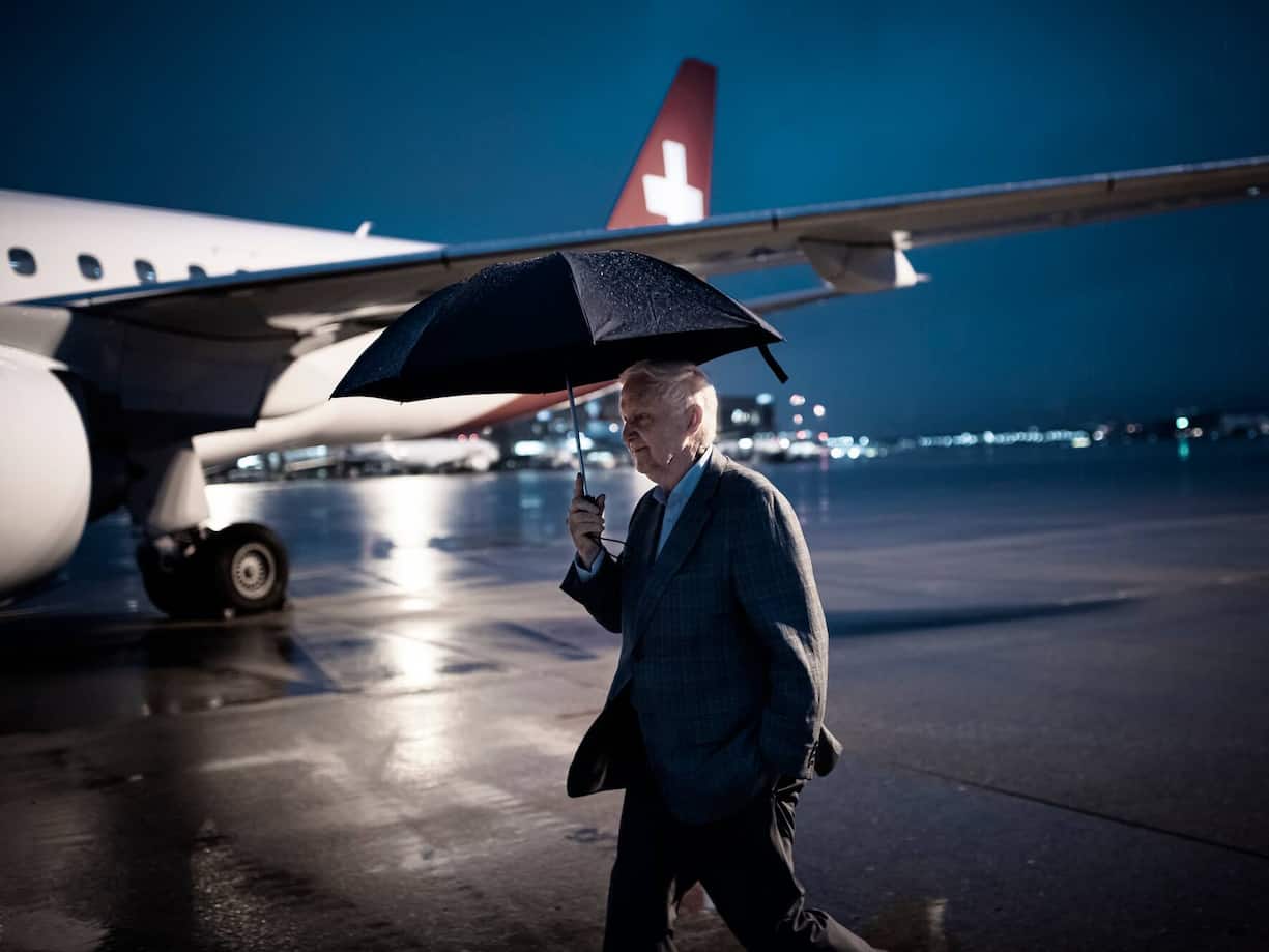 Martin Ebner waehrend eines Fluges zwischen Zuerich Kloten und Bremen mit einem neuen Flugzeug des Types Embraer E190-E2 der Helvetic Airways, am Freitag 8. November 2019.Bild: Michael Buholzer