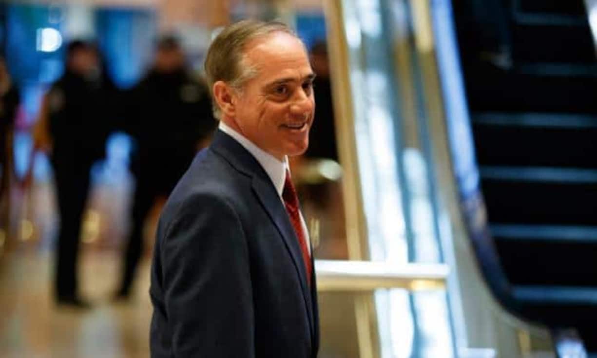 David Shulkin - KriegsveteranenministerDavid Shulkin ist Arzt und Beamter. Seit 2015 arbeitet er als Staatssekretär im Kriegsveteranenministerium. Für Trump führt er als Minister für Kriegsveteranen seine Arbeit fort.