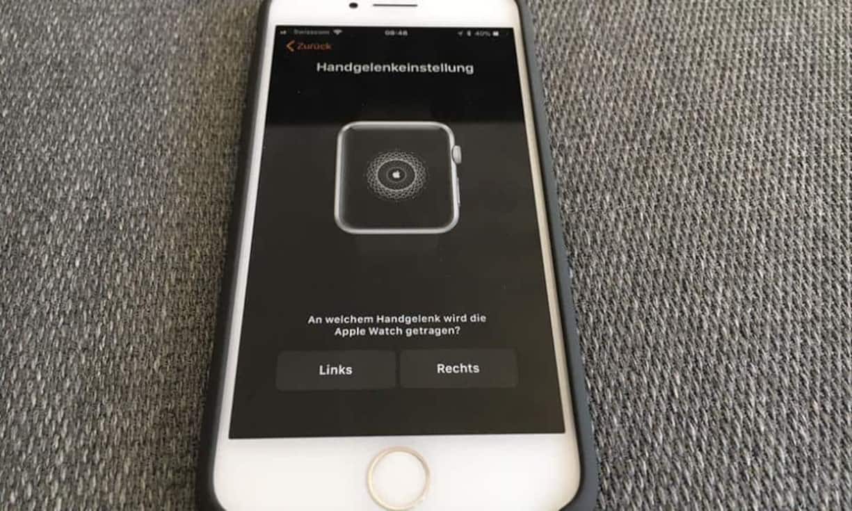 Der Nutzer kann wählen, an welchem Handgelenk er die Uhr trägt. Für Linkshänder ist die Watch dennoch etwas umständlicher: Beim Tragen der Uhr am rechten ist die Krone so am Display montiert, dass der Nutzer zur Verwendung über das Display greifen muss.