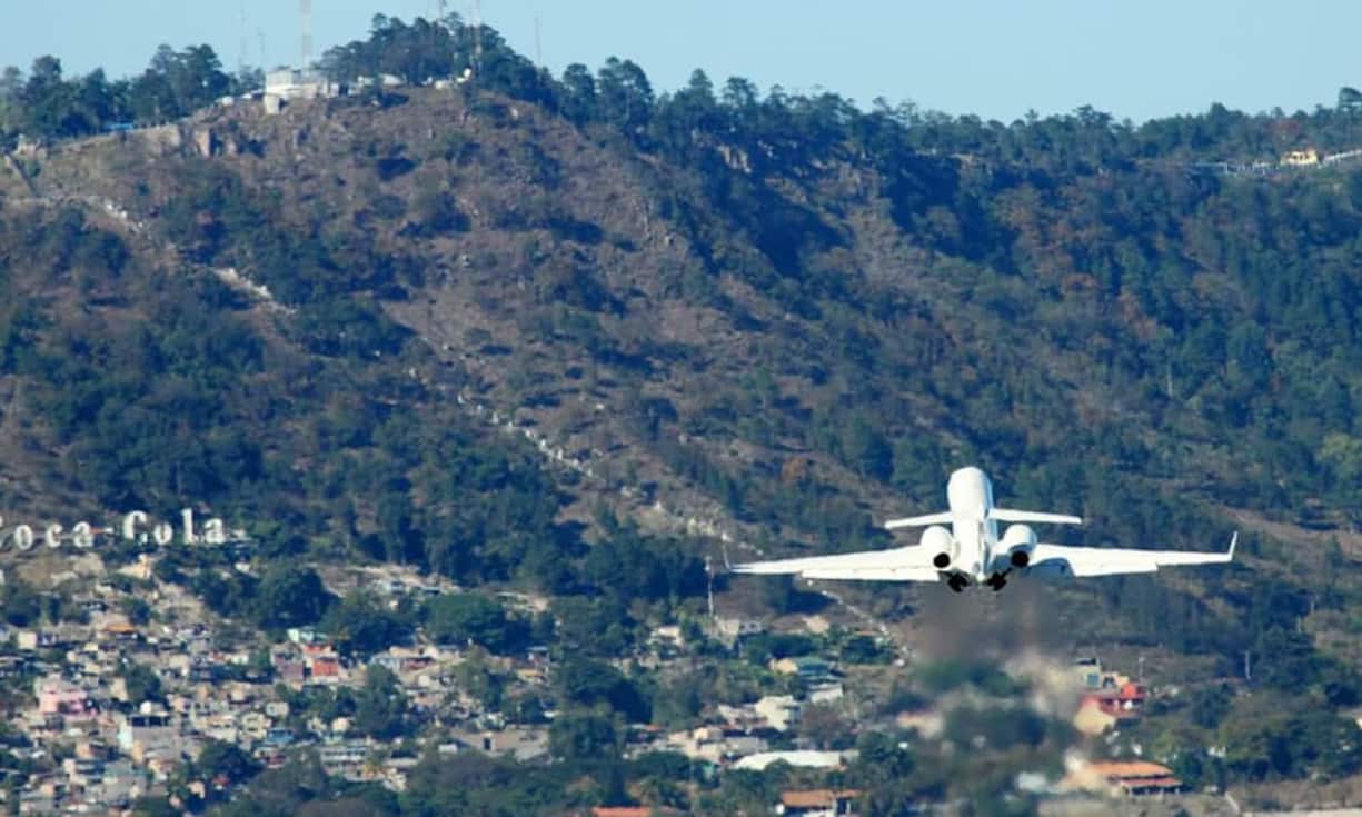 Der Anflug auf Tegucigalpa ist ein echter Adrenalinkick. Piloten
müssen knapp über bergiges  Gelände manövrieren und kurz vor dem
Aufsetzen eine letzte scharfe Kurve fliegen. Ausserdem ist die Landebahn mit nicht mal zwei Kilometern Länge extrem kurz.Keystone
