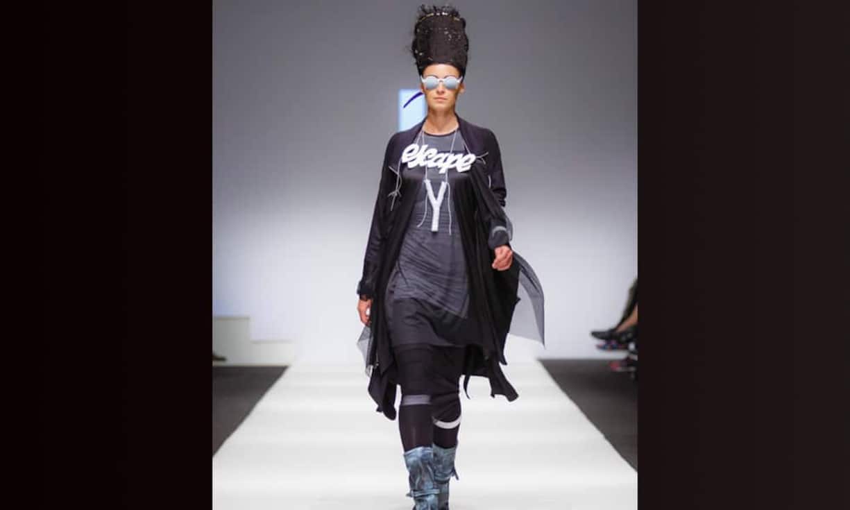 Ein Model trägt eine Kreation von Art Point