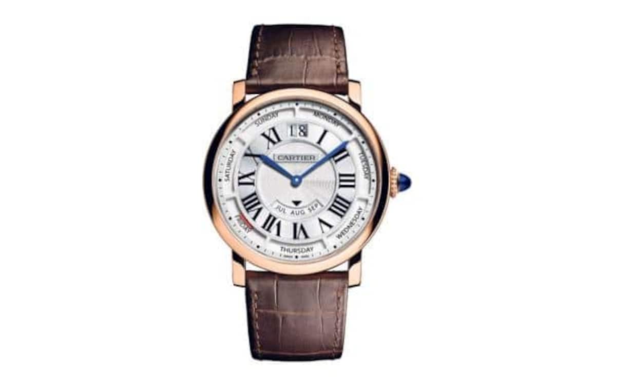 Cartier - Markenzeichen
Rotonde de Cartier Jahreskalender: Der Calendrier annuel ist Ausdruck einer neuen Ausgewogenheit zwischen Tradition und Modernität, eines der Markenzeichen der Manufaktur Cartier. Eine Komplikation, die auf einfache Ablesbarkeit und Funktionsweise setzt, denn das Uhrwerk muss nur einmal pro Jahr nachgestellt werden. Grösse: 40 Millimeter / Gehäuse: Rosé- oder Weissgold