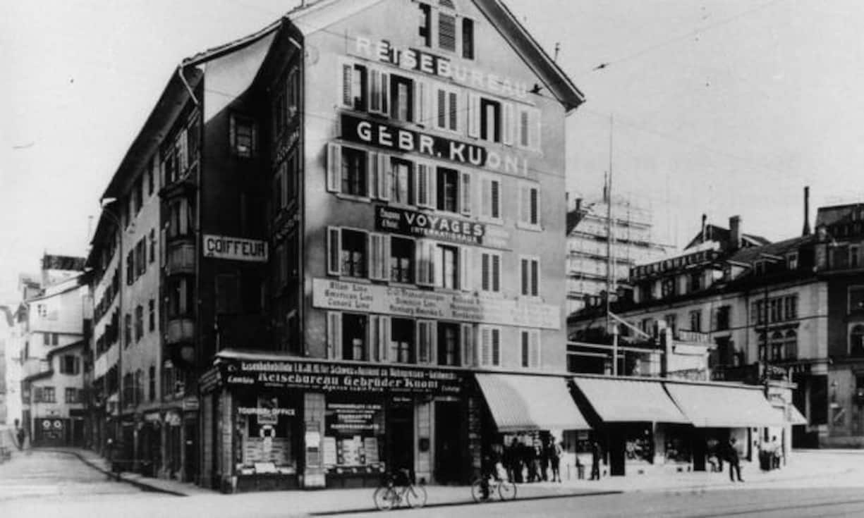 Im Jahr 1906 eröffnen die Kuoni-Brüder ihre erste Niederlassung in Zürich. Die Reiseziele waren noch bescheiden: «Grosse Attraktion: Gesellschaftsreise nach dem Dolderpark zum Preis von Fr. 1.– pro Person.»