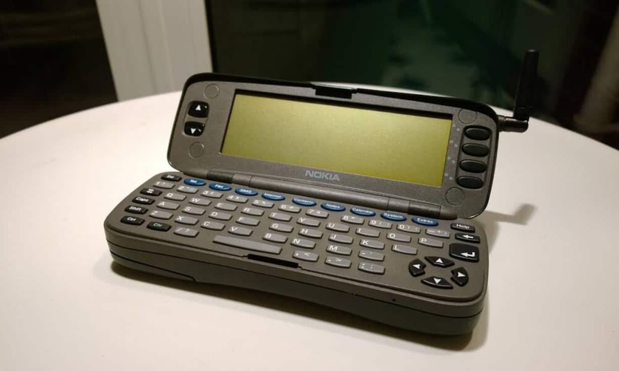 20 Jahre Smartphone - wie alles begann:Das Zeitalter des Smartphones begann im Jahr 1996.  Auf der CeBIT in Hannover kündigte der finnische Mobilfunkkonzern Nokia den «Nokia 9000 Communicator» als «Büro im Westentaschenformat» an, der dann am 15. August 1996 in die Läden kam. Als eine der wichtigsten Funktionen wurde damals angepriesen, dass der aufklappbare «Communicator» auch Faxe senden und empfangen konnte. Flickr/textlad/CC