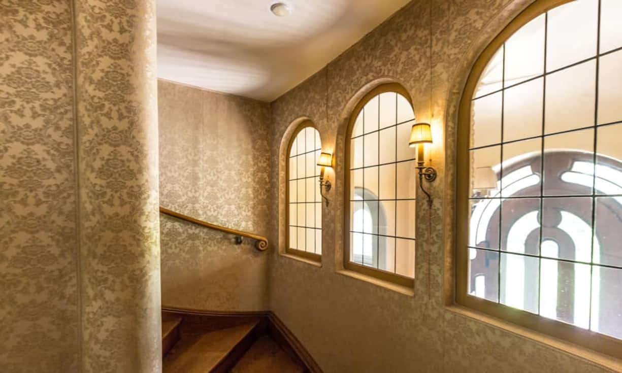 Die zwölf Zimmer plus Nebenräume verteilen sich über zwei Etagen.