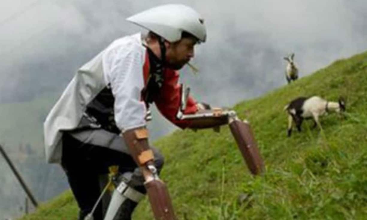 Während drei Tagen lebte der Brite Thomas Thwaites ein Leben als Ziege. An Armen und Beinen hat er sich Prothesen angesetzt, um den Tieren ähnlich zu sein.