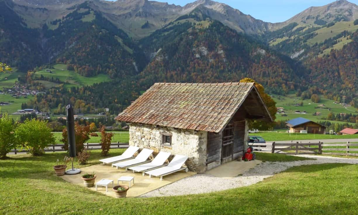 In ländlicher Ruhe lässt sich beim Sonnenbad die schöne Bergwelt geniessen. Der Preis des Objekts: 1,7 Millionen Franken.