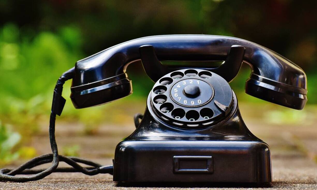 FestnetztelefonAb 2018 wird telefonieren bei Swisscom nur noch digital möglich sein. Wer am Uralt-Telefon festhält, muss einen kostenpflichtigen Adapter anschaffen. Dass Festnetztelefonie auf dem absteigenden Ast ist, bestätigt der Telekomriese gegenüber dem Basler Portal barfi.ch: «Während die Festnetznummer bei Geschäftskunden nach wie vor ein wichtiges Qualitätsmerkmal darstellt, sehen wir bei Privatkunden einen rückläufigen Trend.»