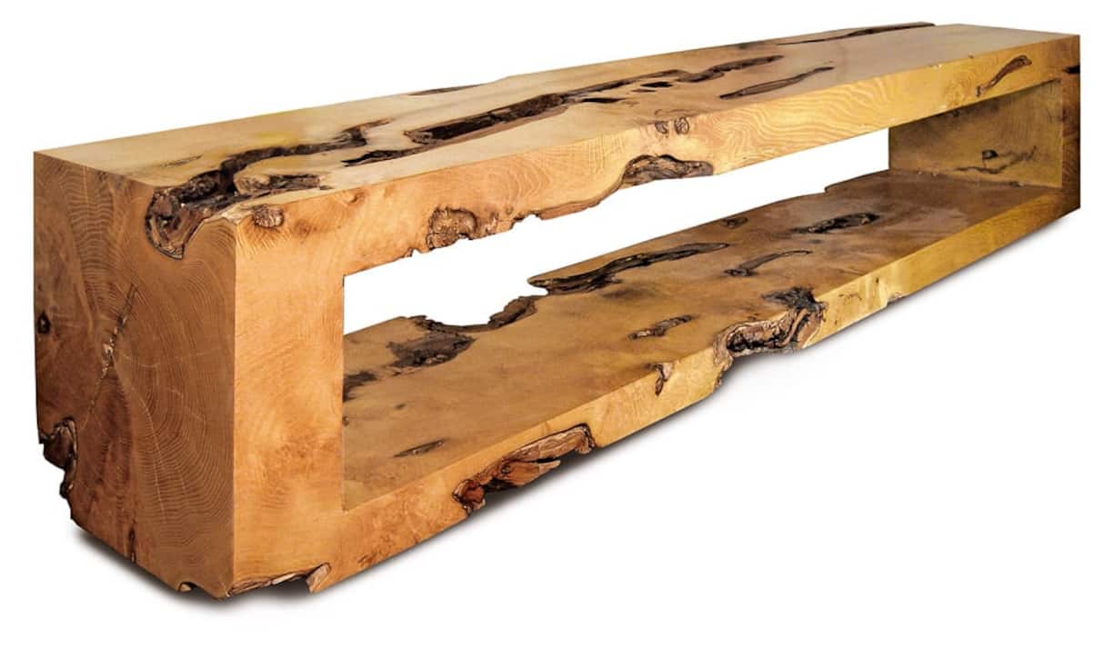Alles aus einem Stück ist bei diesem Sideboard die Devise. Wird es doch jeweils aus einem einzigen Stamm (hier der einer Robinie) gefertigt und ist daher immer ein Einzelstück. Mit einer Grösse von 200 mal 45 mal 45 Zentimetern eignet es sich auch hervorragend als TV-Möbel. Preis etwa 4'800 Franken. unic.ch)