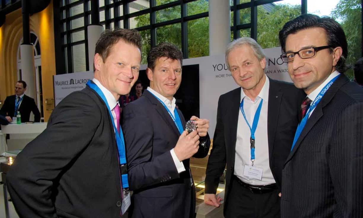 Peter Staub, CEO, pom+Consulting AG;
Bernhard Dick, Länderchef Schweiz, Maurice Lacroix, mit einem aktuellen Uhrenmodell;
Michael Rindlisbacher, VRP, Innova Versicherungen AG;
Giuseppe Bilotta, Mitglied der Geschäftsleitung pom+Consulting AG