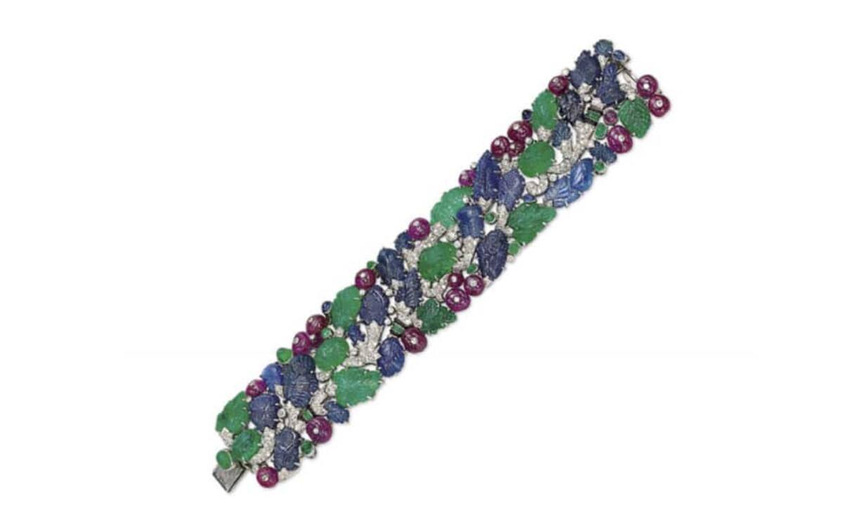 ...indische Juwelen wie die Armkette aus der «Tutti-Frutti»-Kollektion von Cartier (Preis zwischen 750'000 und 1'150'000 Franken), oder...