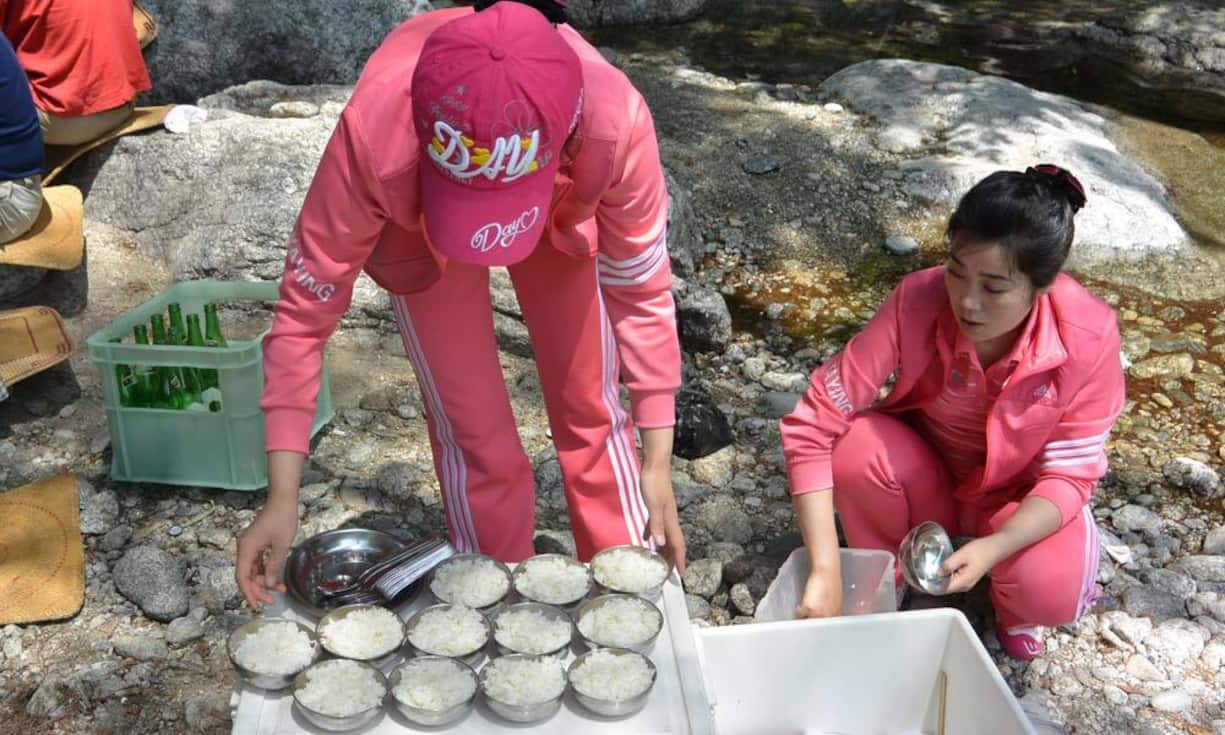 Mittagessen beim Trekkingausflug: Koreanerinnen bereiten Reisschüsseln vor.