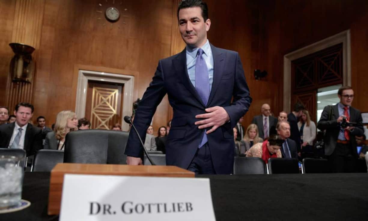 Scott Gottlieb - FDA-VorsteherIm Mai wurde Trumps Wunschkandidat an der Spitze der «Food and Drug Administration» bestätigt. Er hat enge Kontakte in die Pharmaindustrie und will diese nutzen, um Trumps Versprechen von günstigeren Preisen für Medikamente umzusetzen. Im Vorfeld seiner Bestätigung hat er versprochen, sich aus mehr als einem Dutzend Firmen zurückzuziehen und auch weitere Interessenskonflikte zu vermeiden.