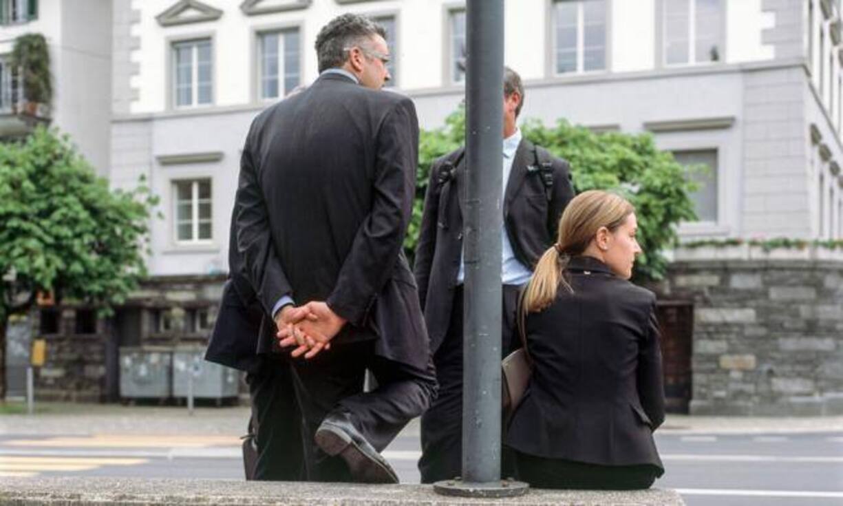 Tipp 1: Männer sind viel schneller beim Thema Salär als Frauen, die öfter ihren Marktwert unterschätzen. Sie sollten sich also vor der Lohndiskussion über ihre Position und ihren Wert bewusst  werden und sich fragen: Was bringe ich dem Unternehmen für Kompetenzen?