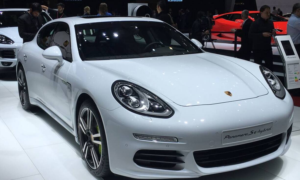 Porsche zeigt auch ein Hybridmodell: Der Panamera S E-Hybrid fährt mit Strom, rein elektrisch allerdings nur 36 Kilometer weit.