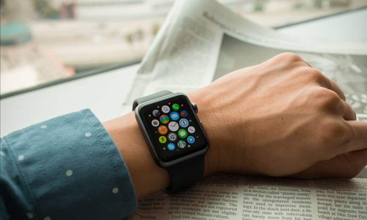 Neue Version der Apple WatchZwei Jahre ist die Apple Watch inzwischen alt – Zeit für ein Update. Laut Hinweisen soll die Version, die auch am 7. September vorgestellt werden könnte, nicht viel Neues bringen. Die Smartwatch soll fast genau wie bisher aussehen und nur einige neue Funktionen beinhalten, mit denen man Fitness und Gesundheit besser überwachen kann. Dazu soll sie GPS und ein Barometer bekommen, wie der Apple-Analyst Ming-Chi Kuo mutmasst.