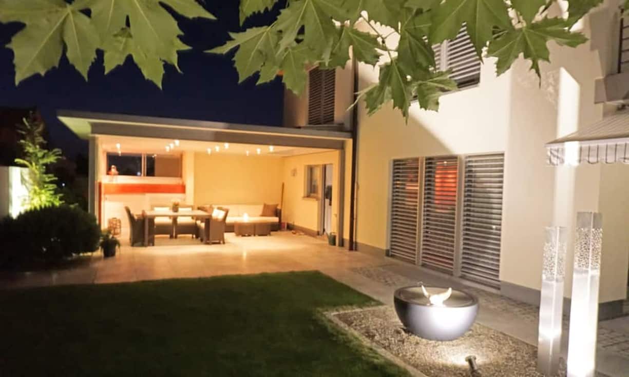 Der gedeckte Sitzplatz im Garten kann man bei jedem Wetter geniessen.
Preis: CHF 2'300'000