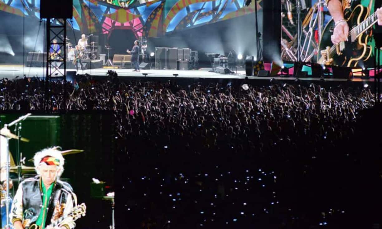 Nie zuvor hat es ein solches Rockkonzert in Kuba gegeben, die entsprechende Infrastruktur fehlte darum. ie Stones schafften ihre Technik selbst in 61 Schiffscontainern und in einem Flugzeug heran, wie die Organisatoren dem Magazin «Billboard» sagten. Eine 80 Meter lange Bühne und sieben Grossbildschirme wurden aufgebaut.
Keystone