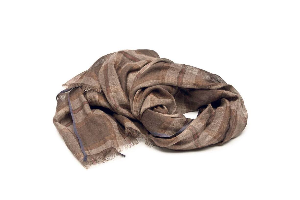 Brunello Cucinelli - SchlichtEdel, weich und anschmiegsam: Der Material- mix aus Kaschmir, Seide und Leinen macht diesen karierten Schal zu einem Begleiter, den man nicht mehr missen möchte. Ein Understatement-Accessoire, das zu allem passt. Preis 750 Franken