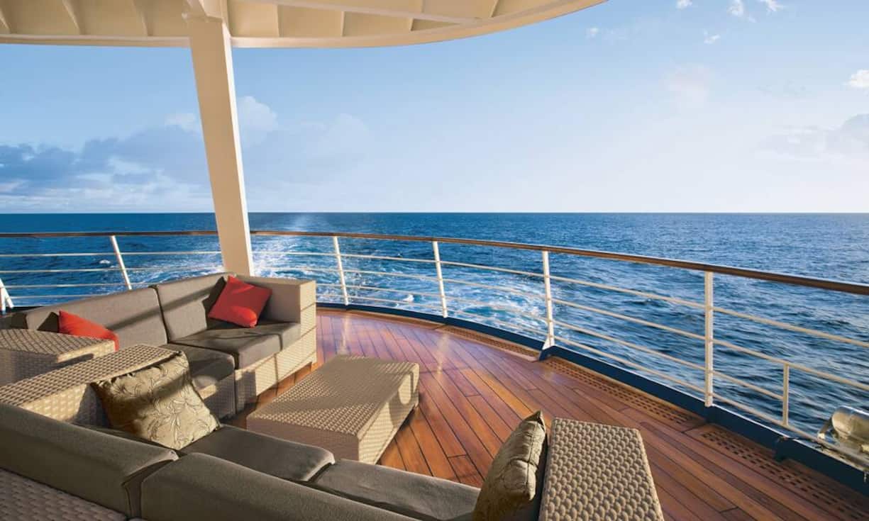 Platz 7: Alles inklusive auf der Seven Seas Voyager Bei einer einmonatigen Auszeit erkunden Gäste der Seven Seas Voyager ausführlich die besonderen Landschaften Nordeuropas mit Spitzbergen. Im Preis ab 573 Euro pro Nacht sind dafür dann aber auch ungewöhnlich viele Leistungen enthalten.Regent Seven Seas Cruises