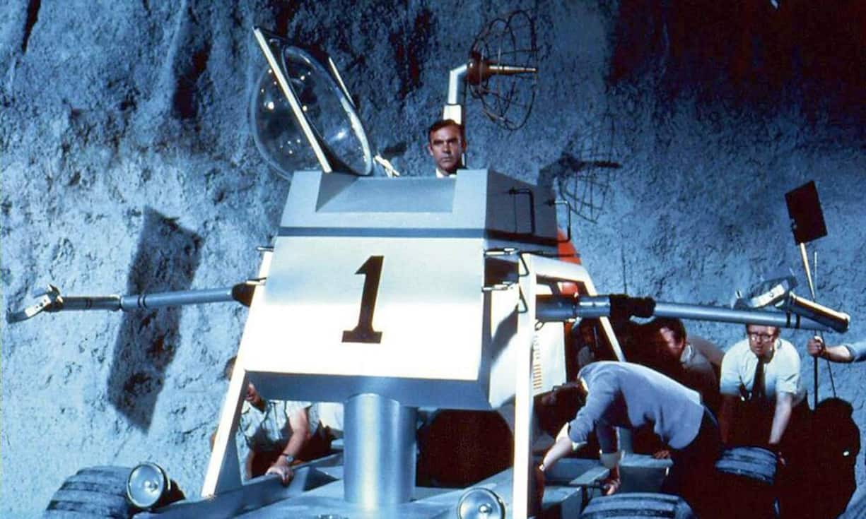 Nach dem fünften Bond war für Connery zunächst Schluss; der Schauspieler begann sich in anderen Genres umzusehen. Ein erstes Comeback als Bond - mit höherer Gage - folgte 1971 in «Diamantenfieber».