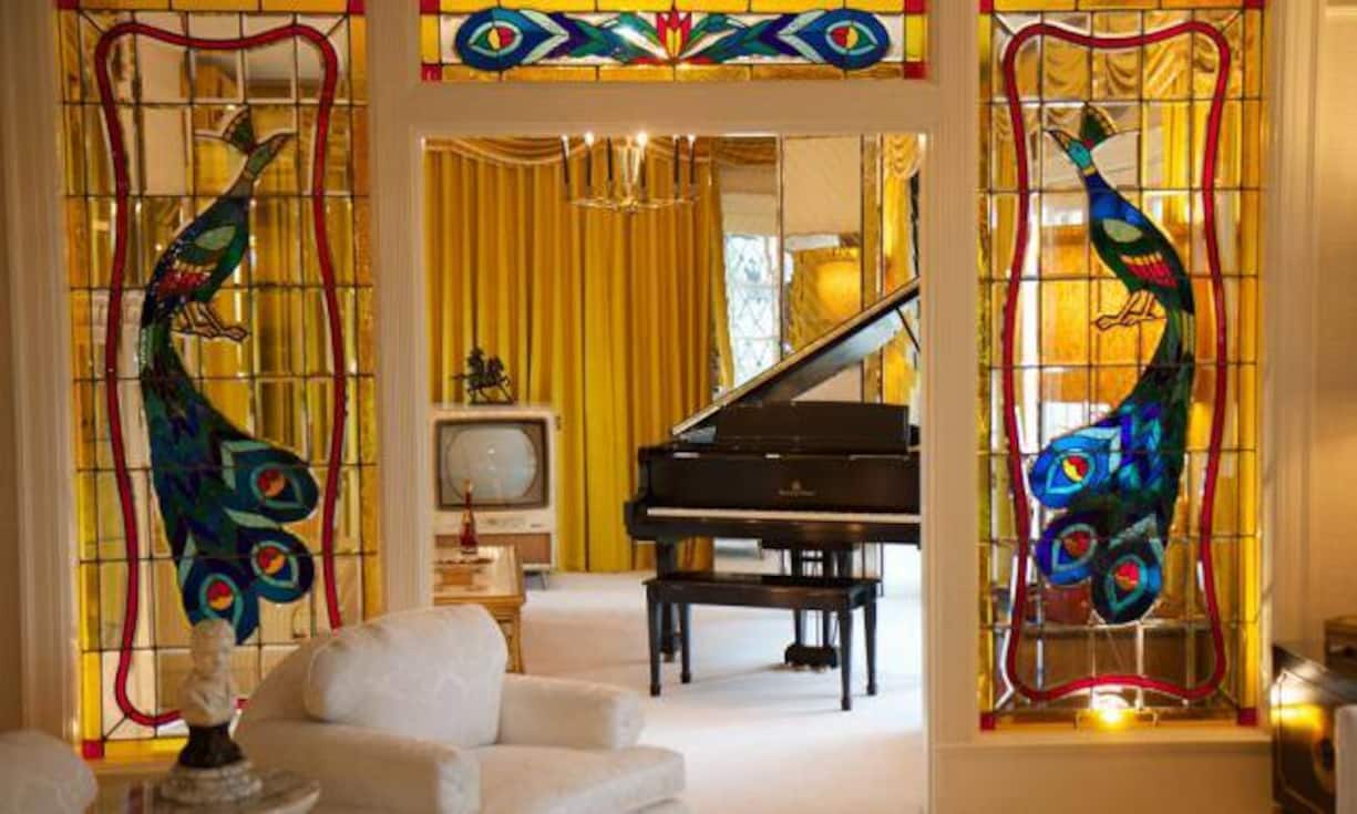 Das Wohnzimmer war ebenfalls kitschig eingerichtet. Sogar ein Flügel hatte der King aufgestellt.