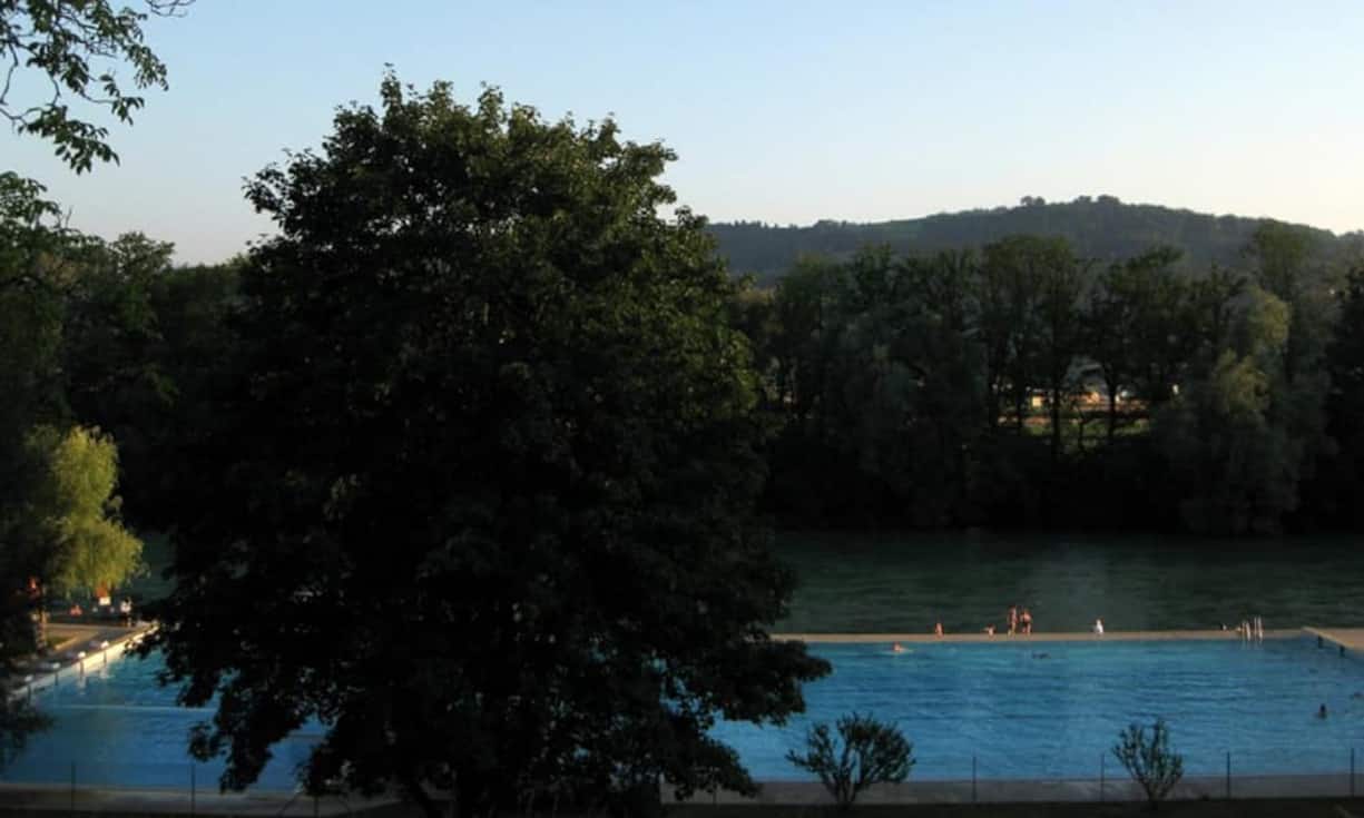 Gemütlich und auch mit Kindern empfehlenswert ist das Muribad, von wo aus man sich gut in der Aare treiben lassen kann. (Bild: ZVG)