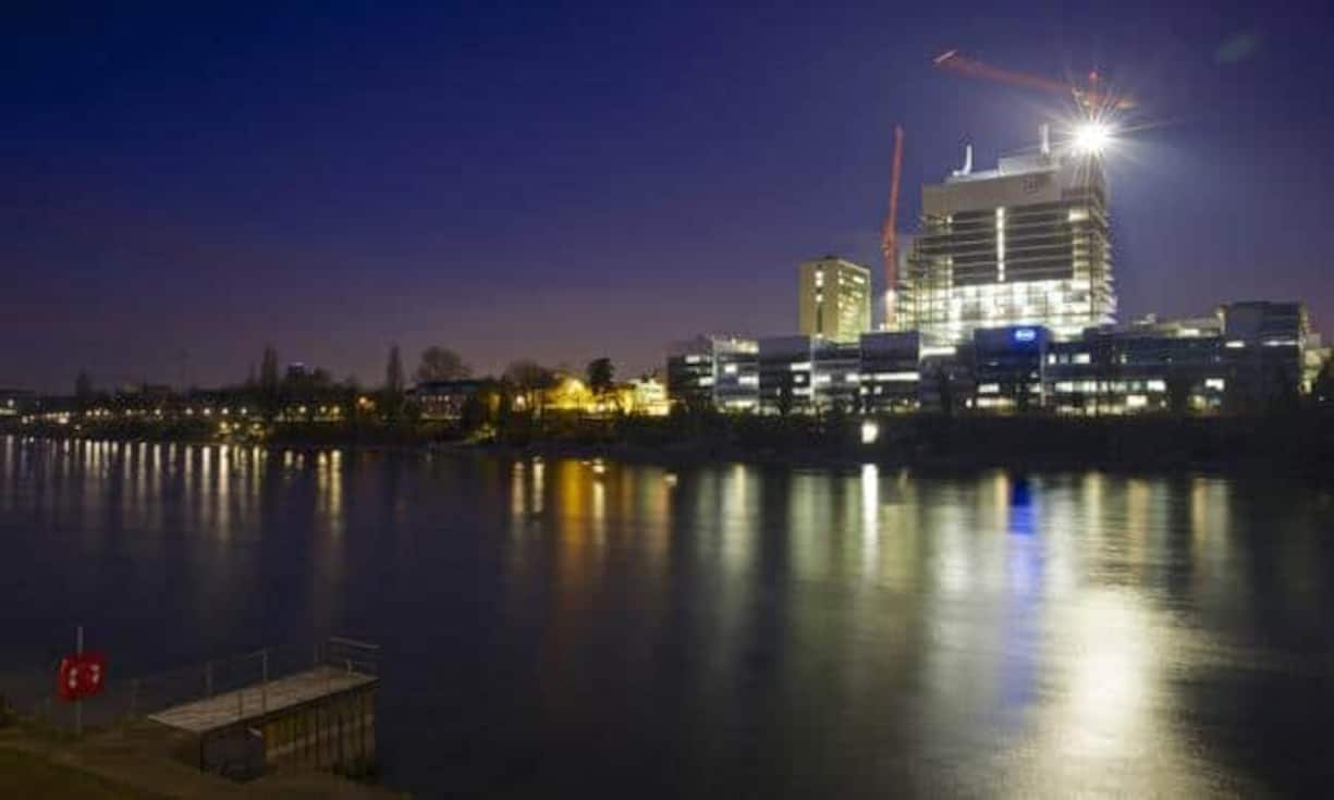 Im Bau befindet sich zur Zeit der Roche-Turm in Basel. Der «Roche Bau 1» soll bei der Fertigstellung 2015 rund 175 Meter hoch sein. Damit wird das Prestigeprojekt des Pharmakonzerns das höchste Haus der Schweiz, zumindest vorübergehend... Bloomberg